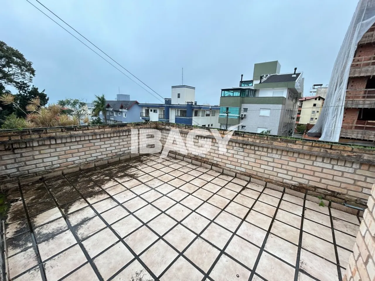 Casa amueblada con cocina cerrada y zona de lavandería — photo 16