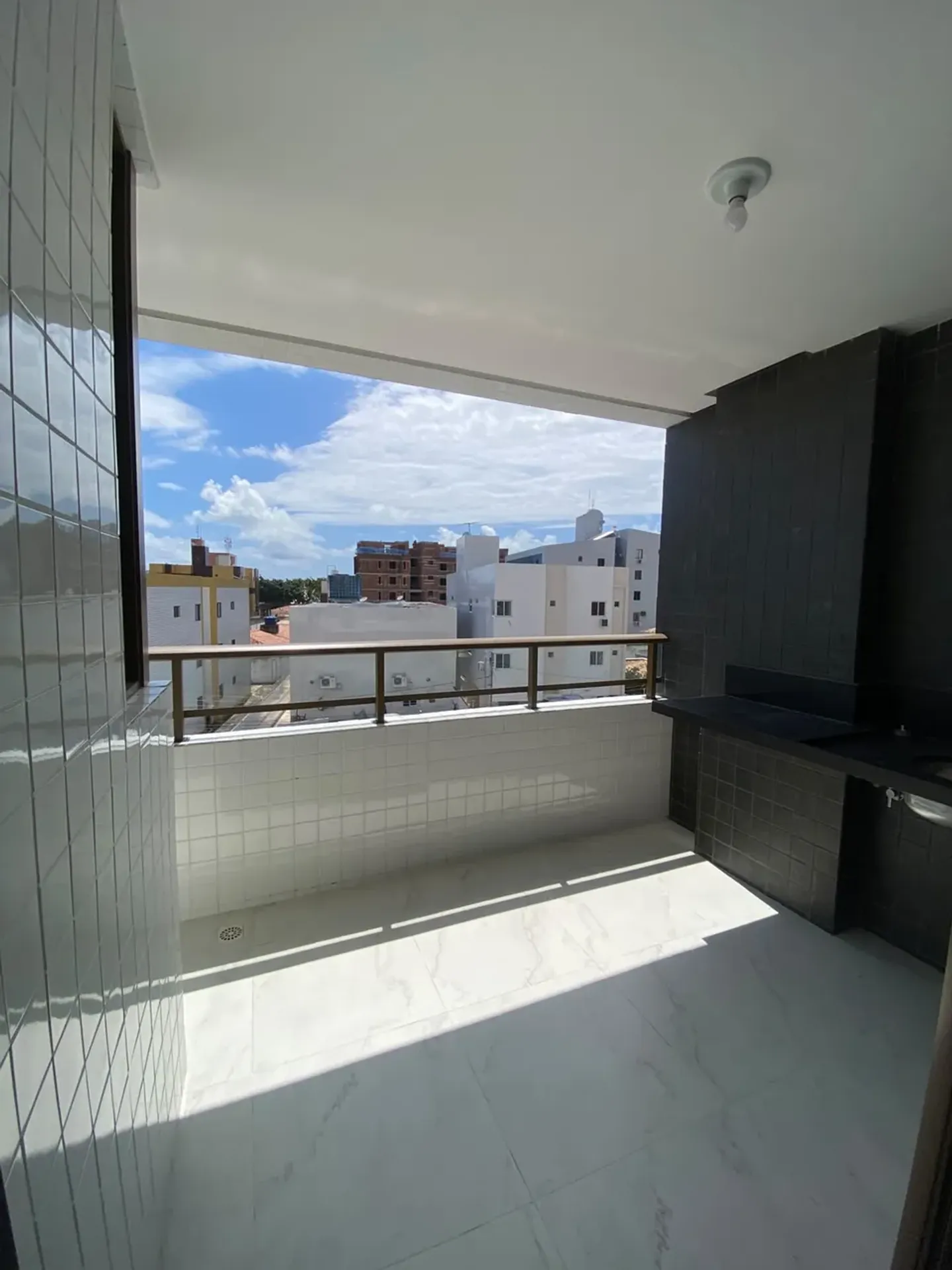 Balcony with a grill in a 2-bedroom apartment, 62 m² — photo 13