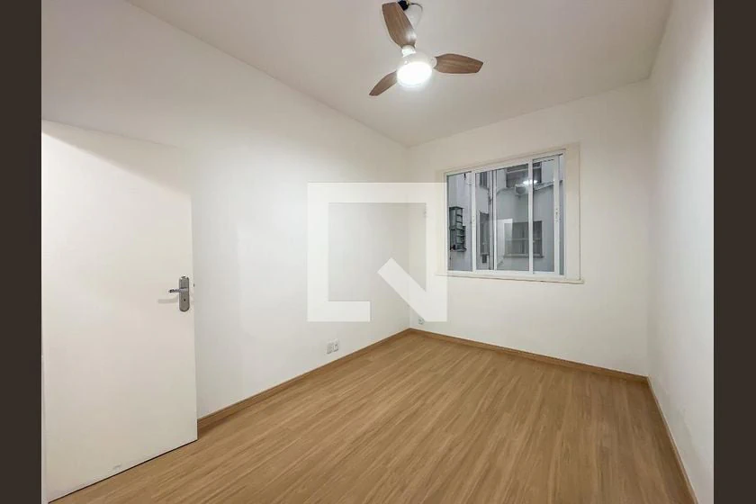 Apartamento de 2 quartos com piso de madeira ou laminado — photo 27