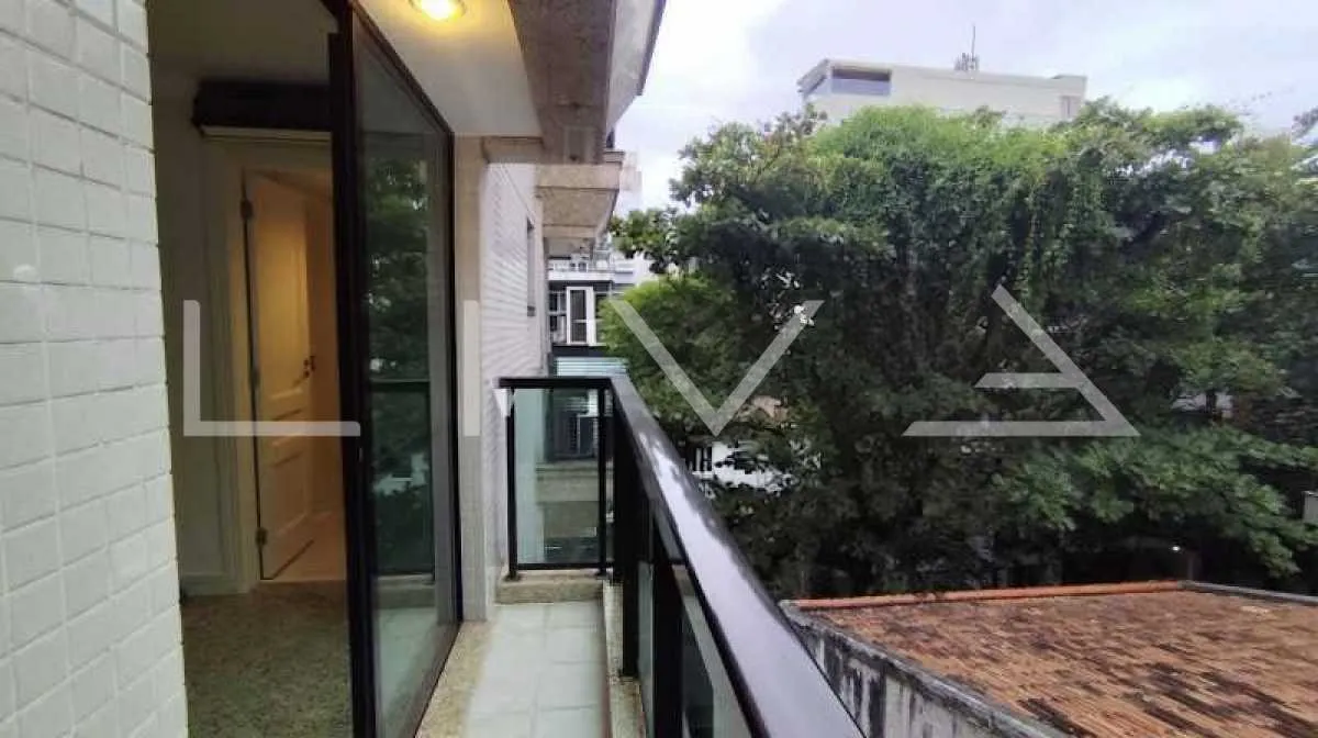 Walk-in closet in a 3-bedroom apartment, 165 m² — photo 26