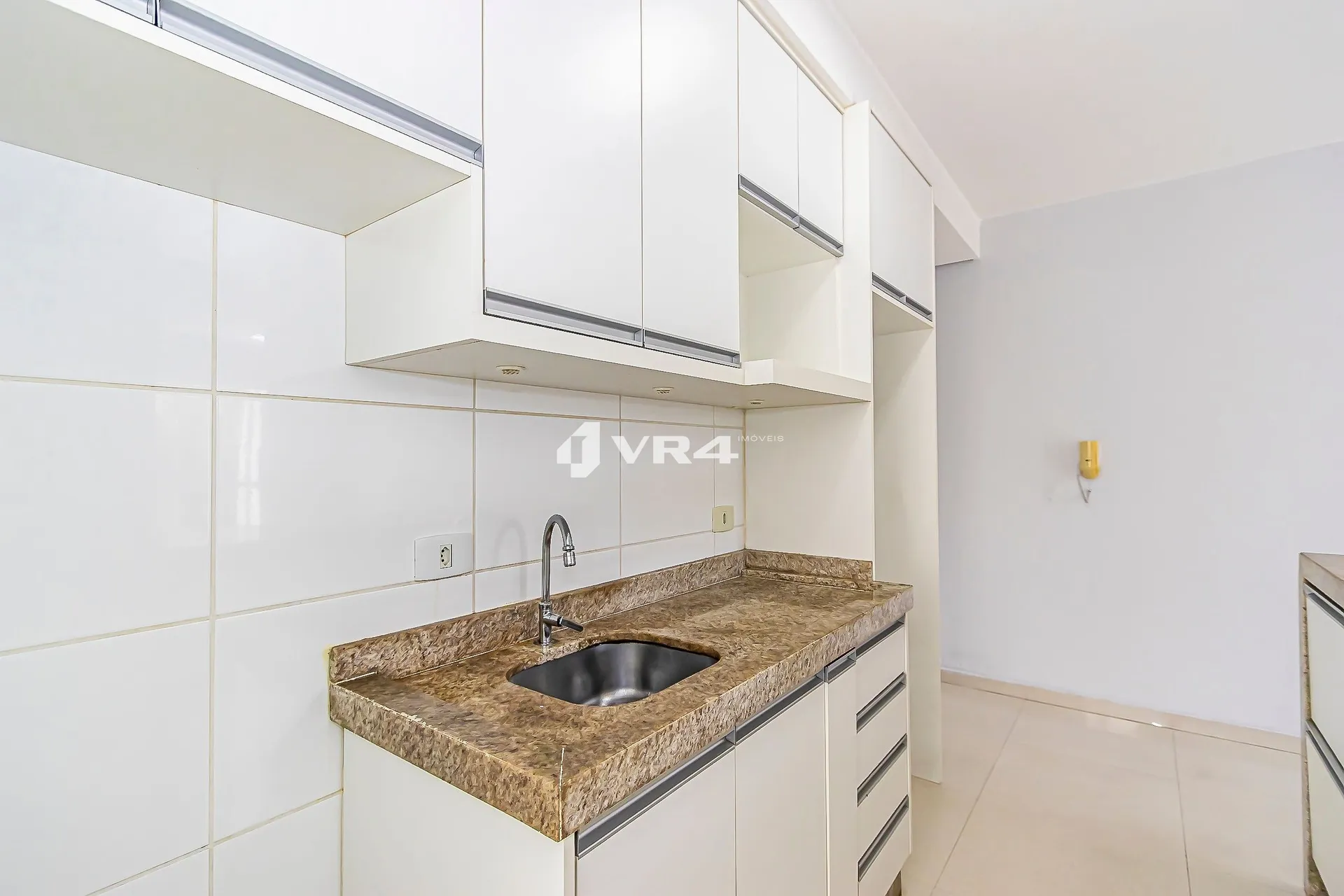 Balcony with a grill in a 2-bedroom apartment, 70 m² — photo 22