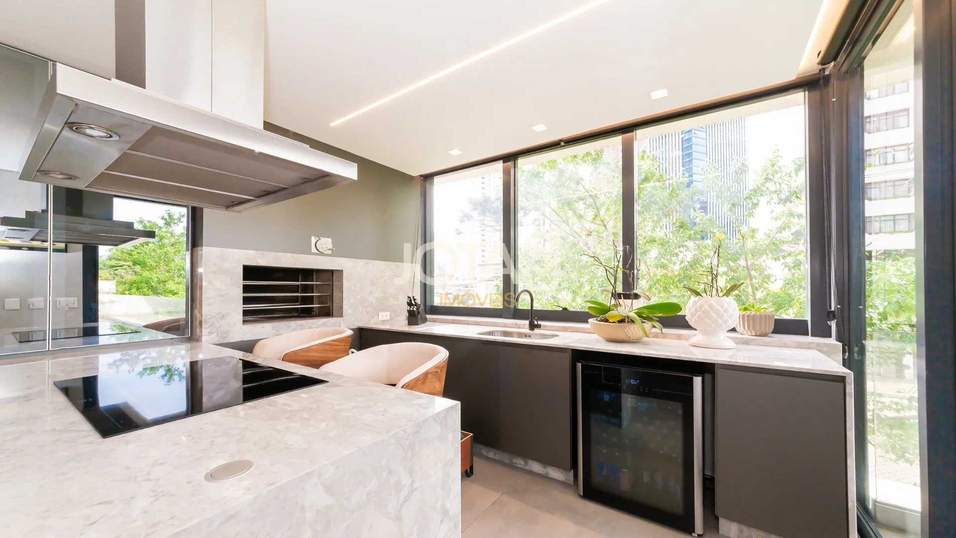 Unfurnished apartment with 3 en-suite bedrooms and balcony — photo 11