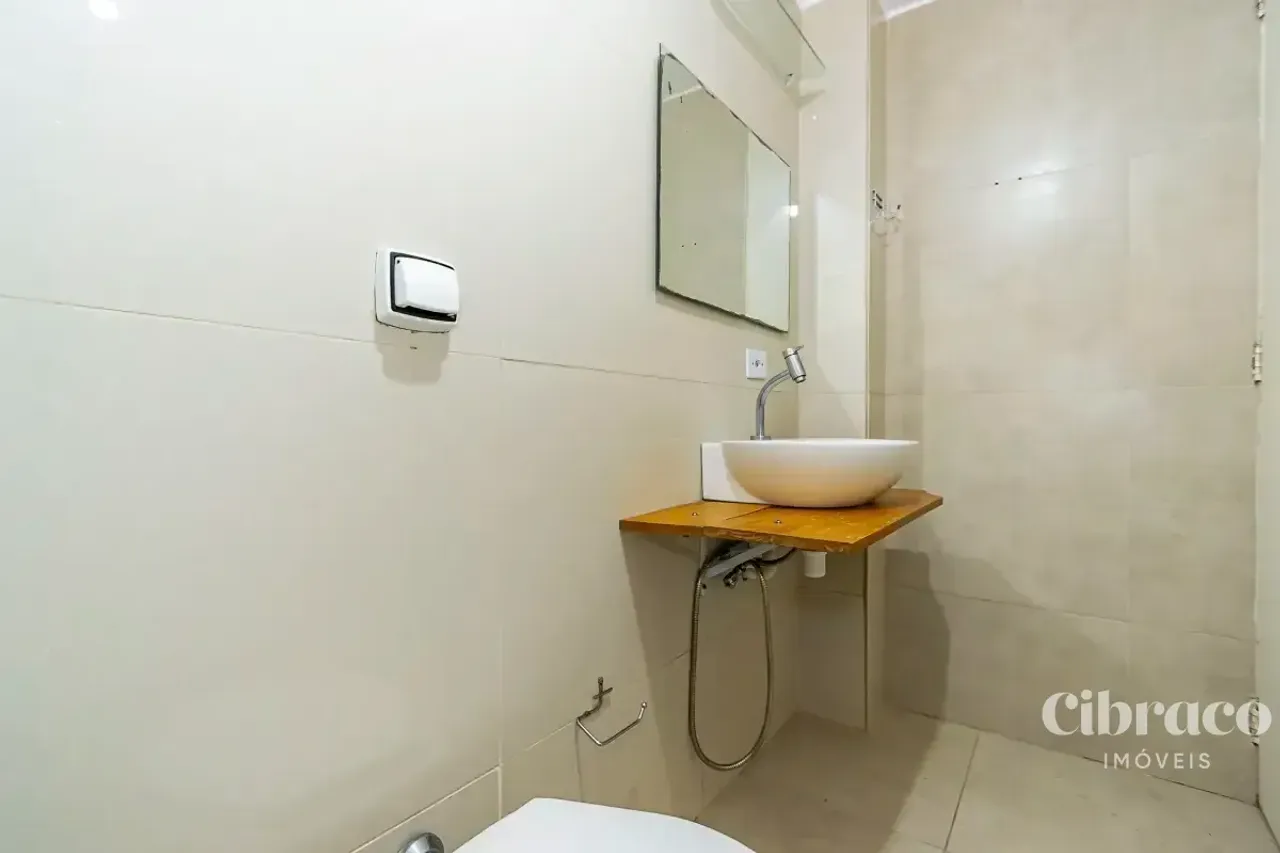 Apartamento de aluguel com 2 quartos e piso de madeira — photo 16