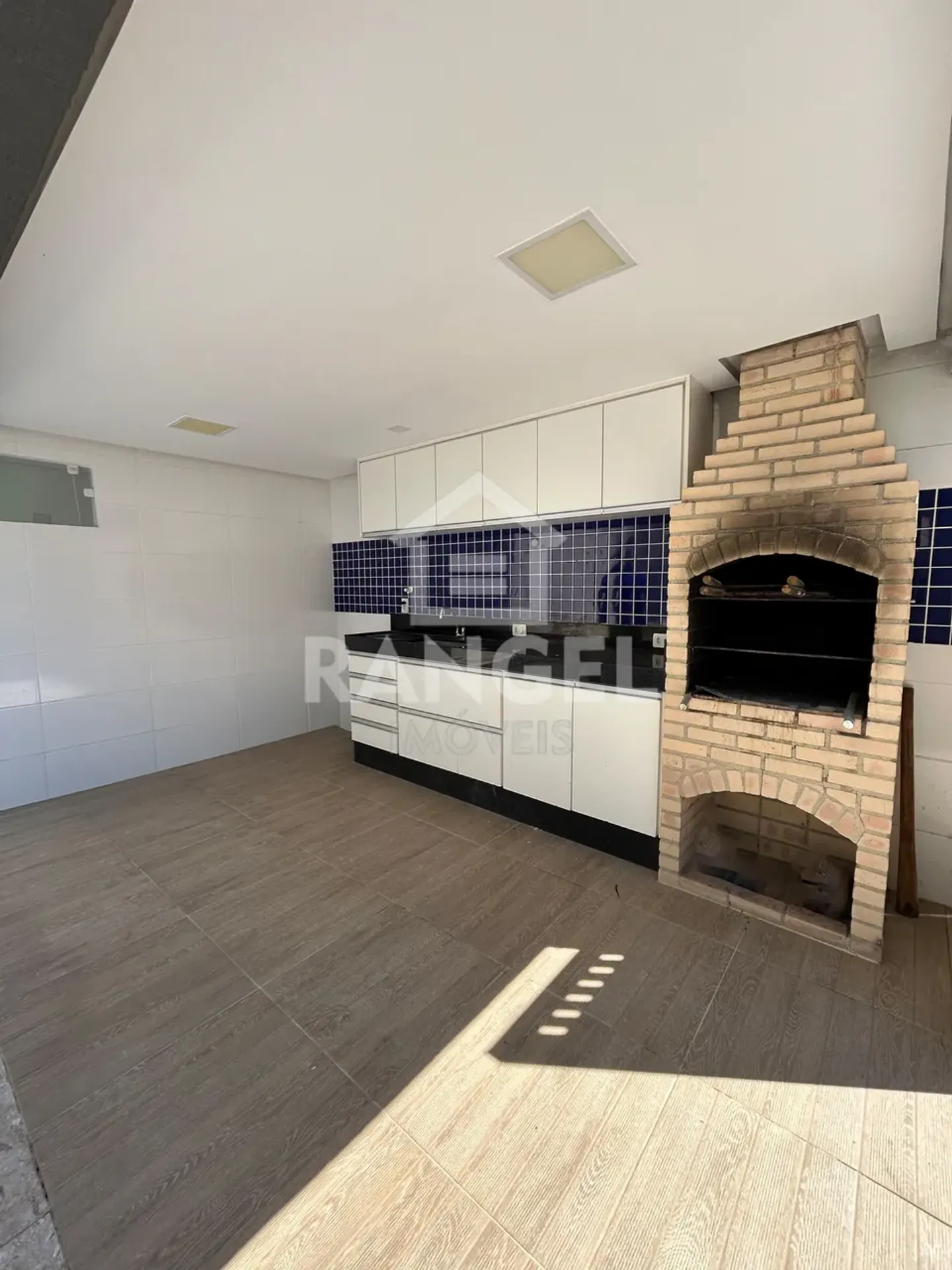 House, 350 m², with a grill on the balcony — photo 2
