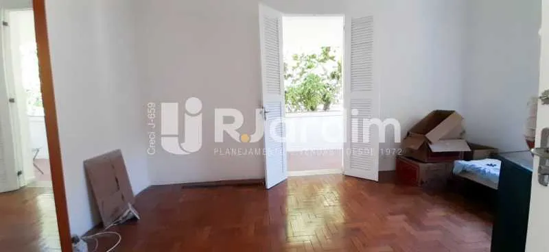 Residential house with a closed kitchen and gas stove — photo 17