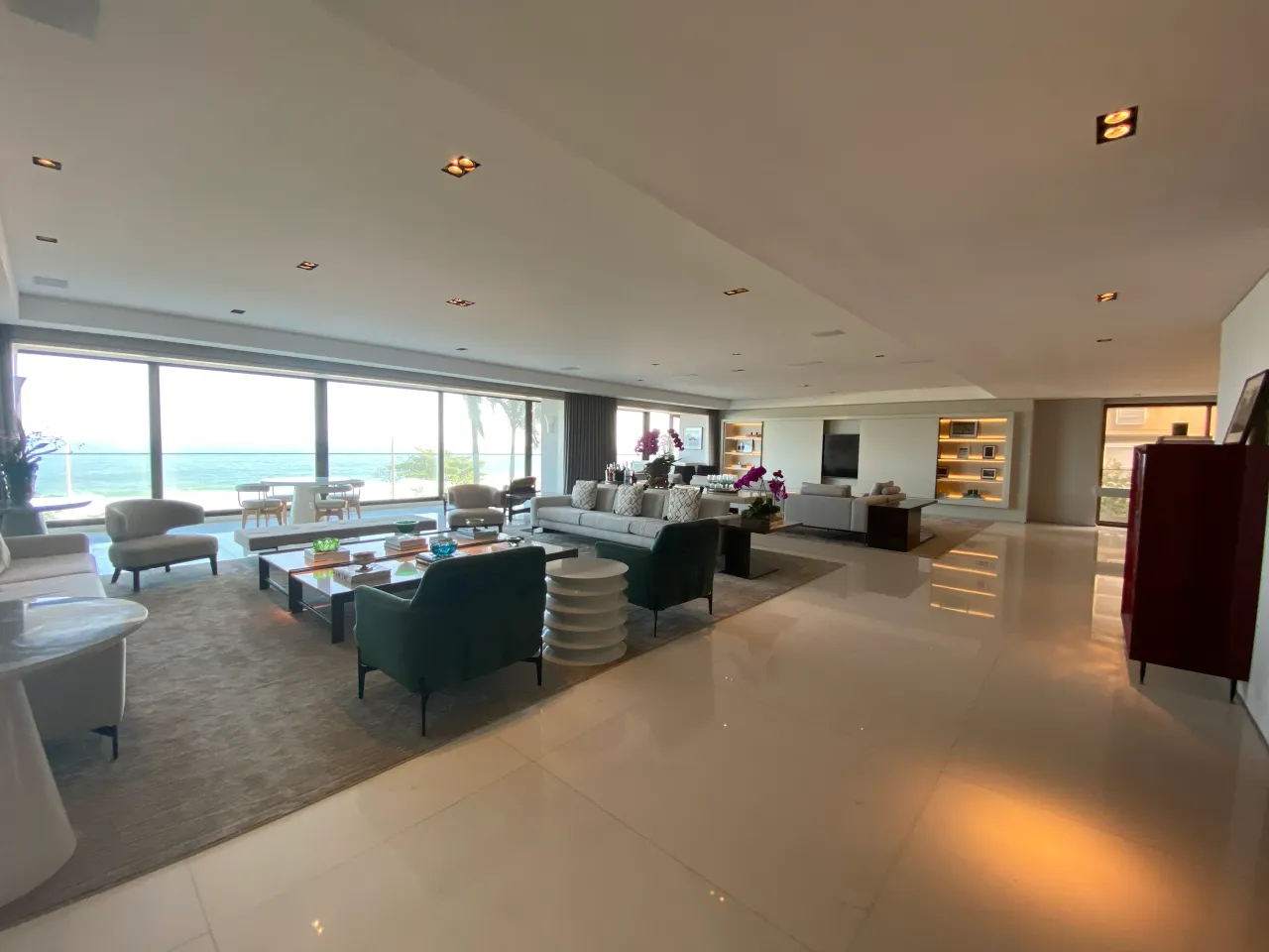 Unfurnished 4-bedroom apartment with 5 bathrooms