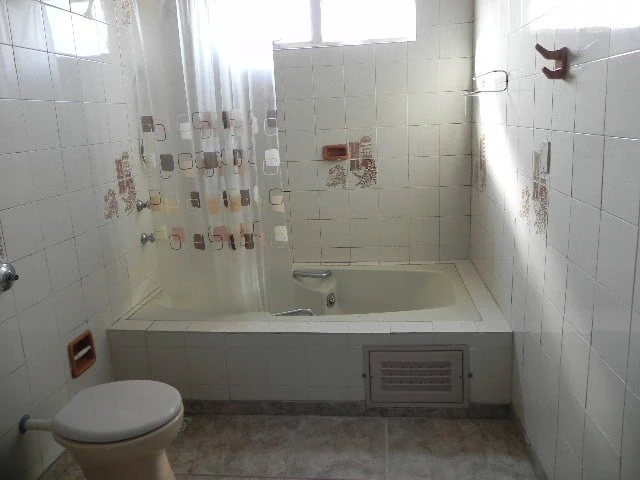 223 m² house with a bathtub and a glass-enclosed balcony — photo 19
