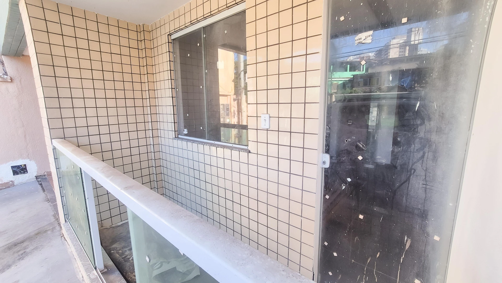 Apartamento com 2 quartos e box de vidro no banheiro — photo 11