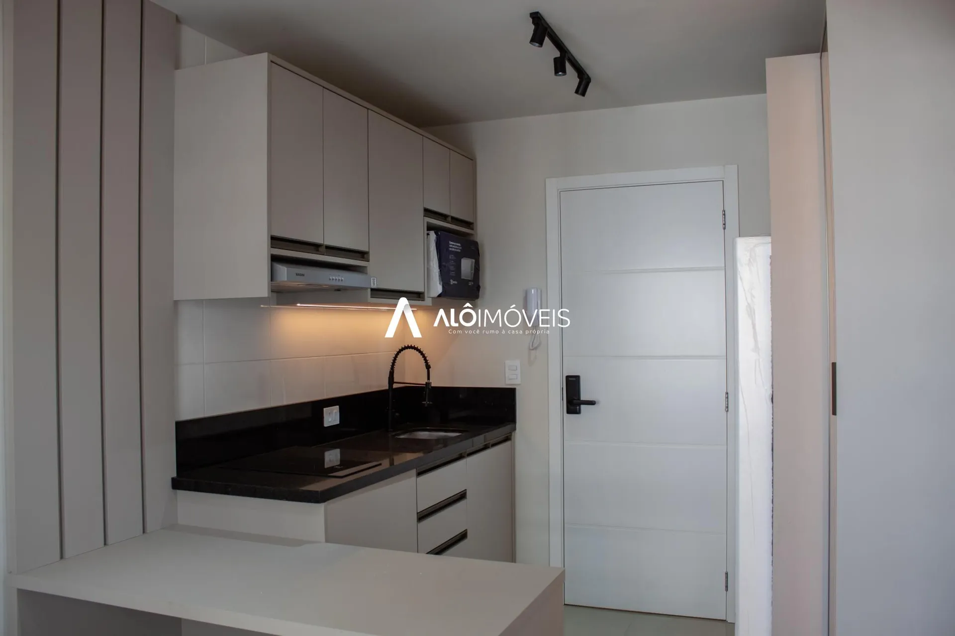 Furnished 1-bedroom apartment with open-plan kitchen — photo 4
