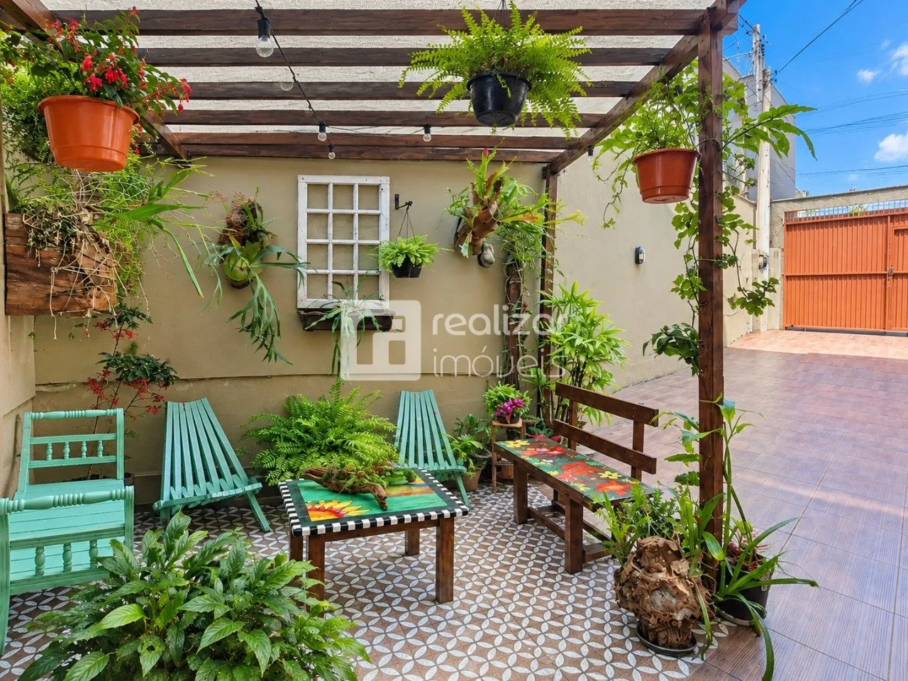 Balcony with a grill in a 5-bedroom house, 204 m² — photo 3