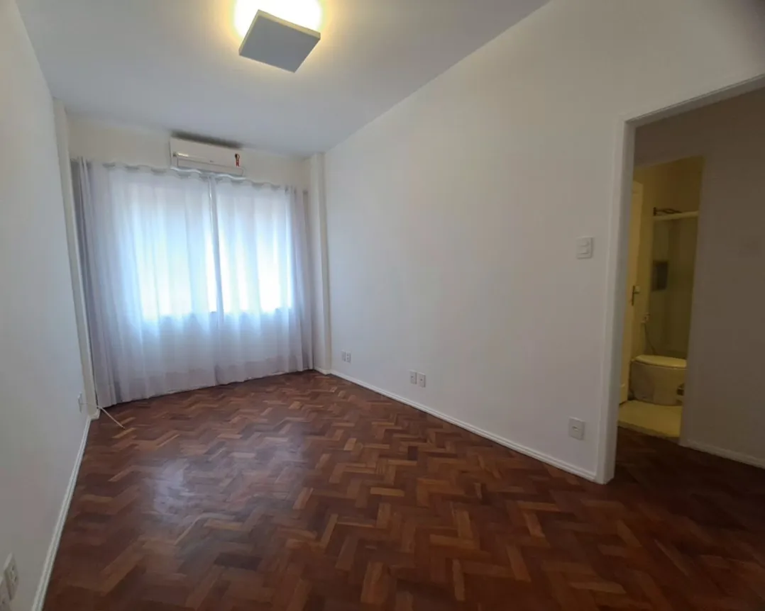 Wood or laminate floors in a one-bedroom apartment, 45 m² — photo 20