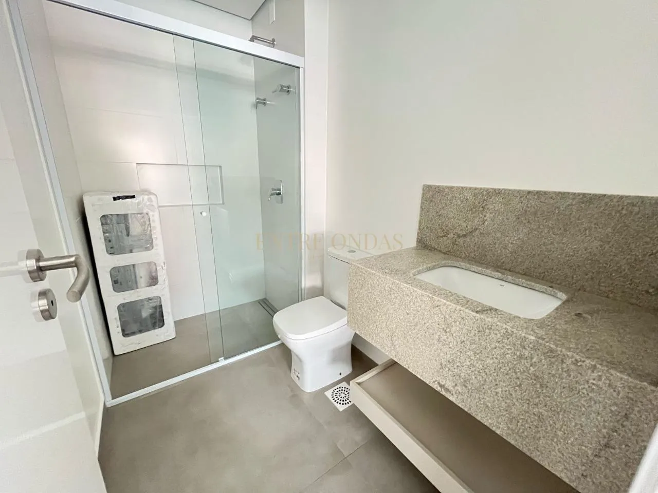 Floor-to-ceiling windows in a one-bedroom apartment, 60 m² — photo 6