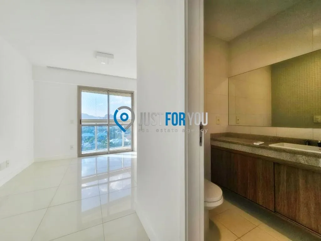 4-bedroom apartment with 233 m² and 5 bathrooms — photo 36