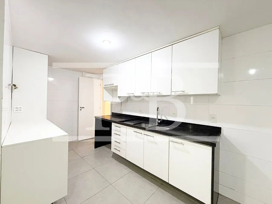 4-bedroom 300 m² apartment with a balcony — photo 31