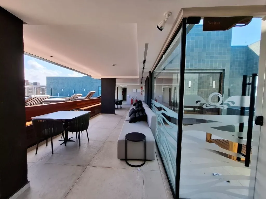 Furnished 2-bedroom apartment with suite and balcony — photo 23