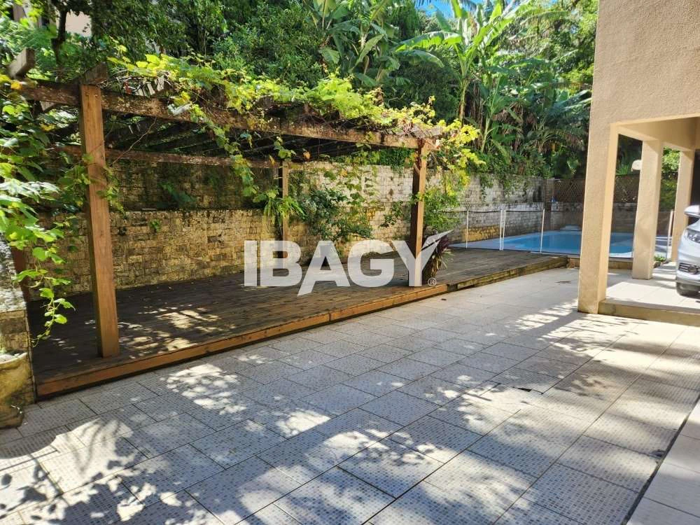 Unfurnished house with 6 bedrooms and 600 m² — photo 3