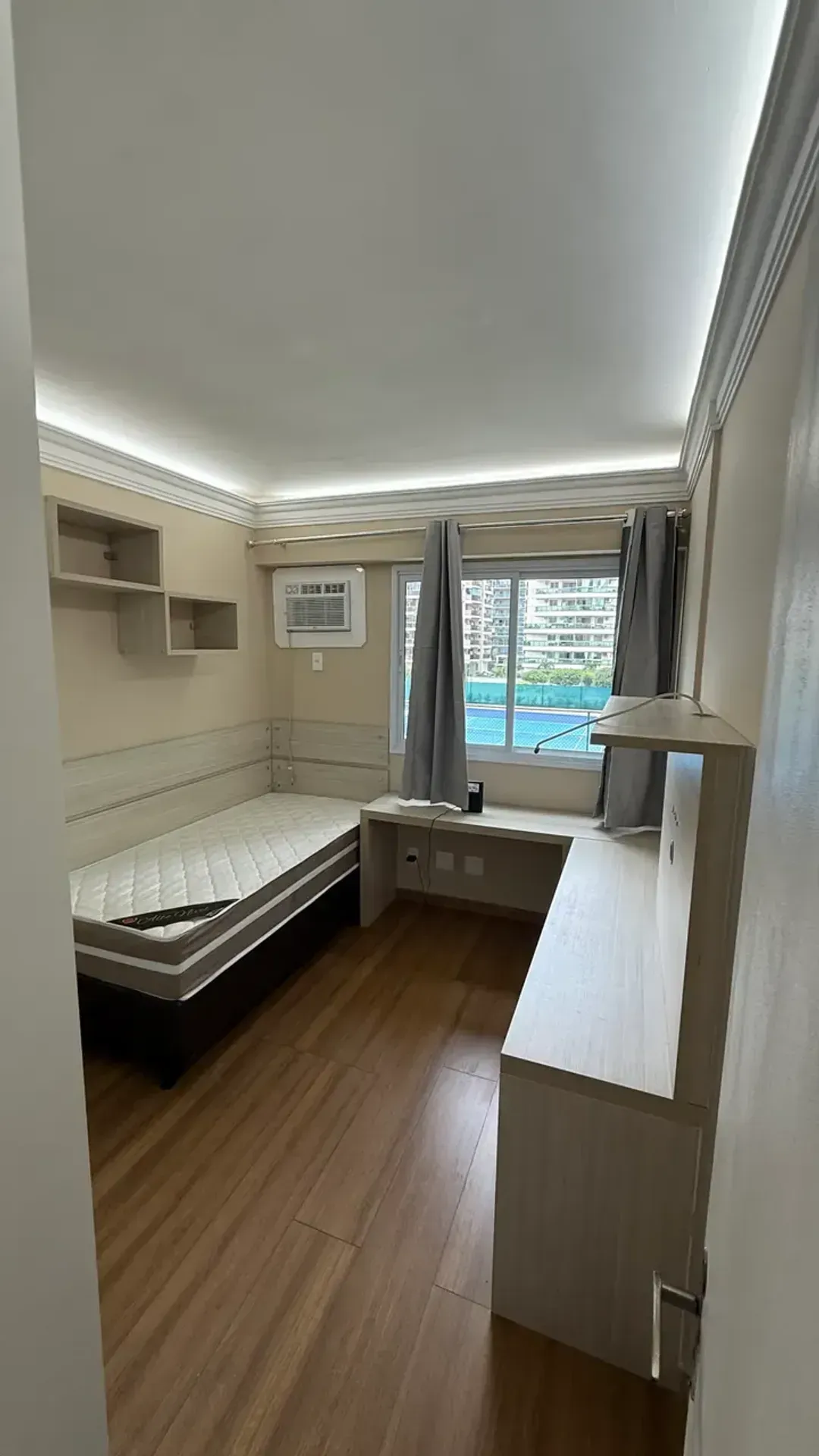 Glass-enclosed balcony in a 3-bedroom apartment, 93 m² — photo 3