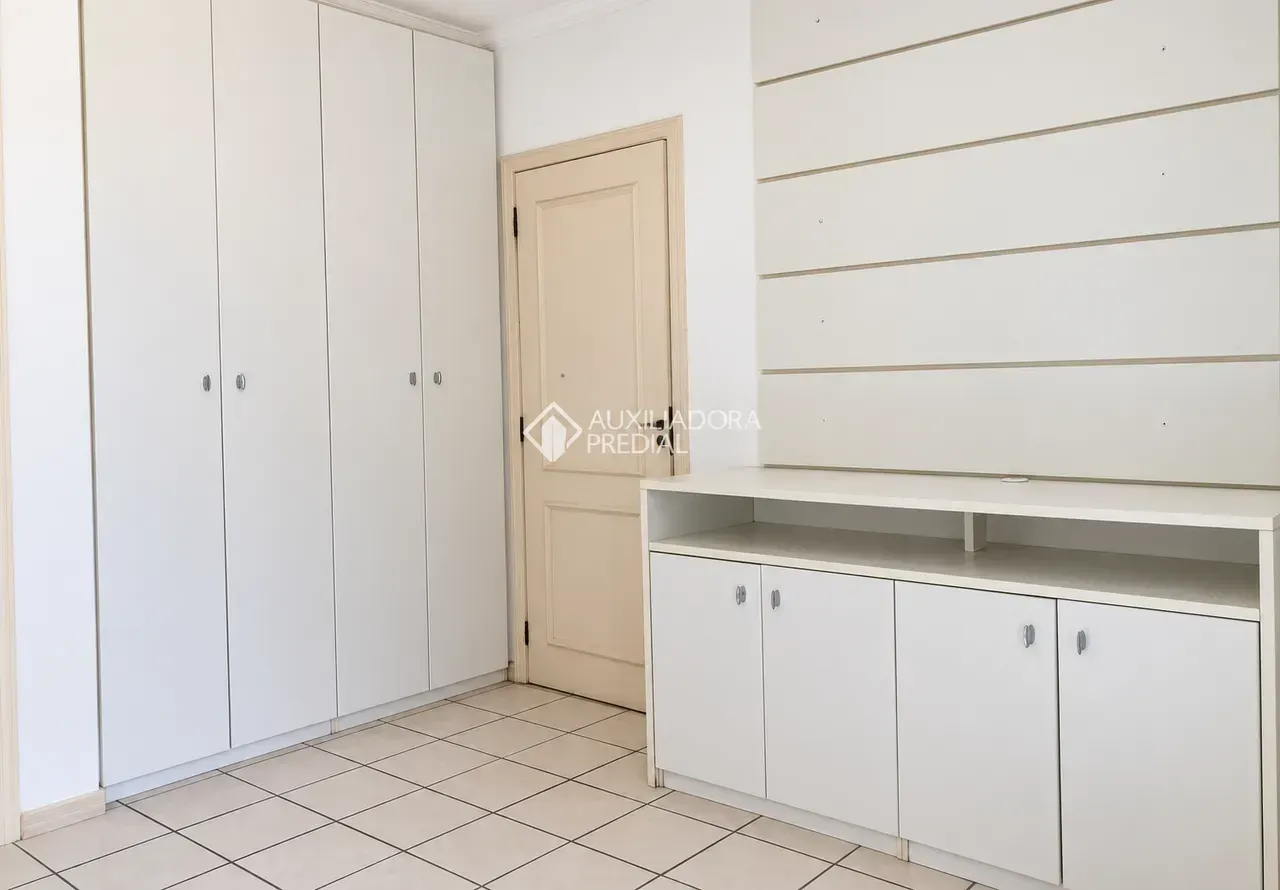 Glass-enclosed balcony in a 2-bedroom apartment, 72 m² — photo 5