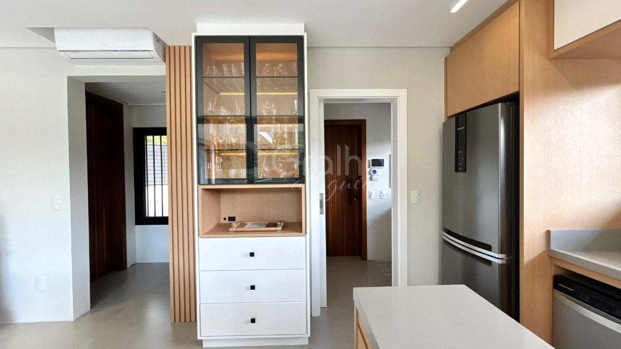 Furnished house, 158 m², with floor-to-ceiling windows — photo 8