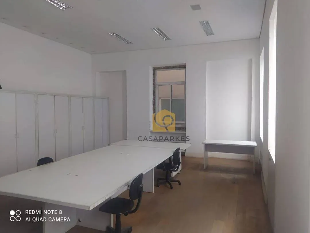 Casa com 2 dormitórios e piso de madeira na sala — photo 36