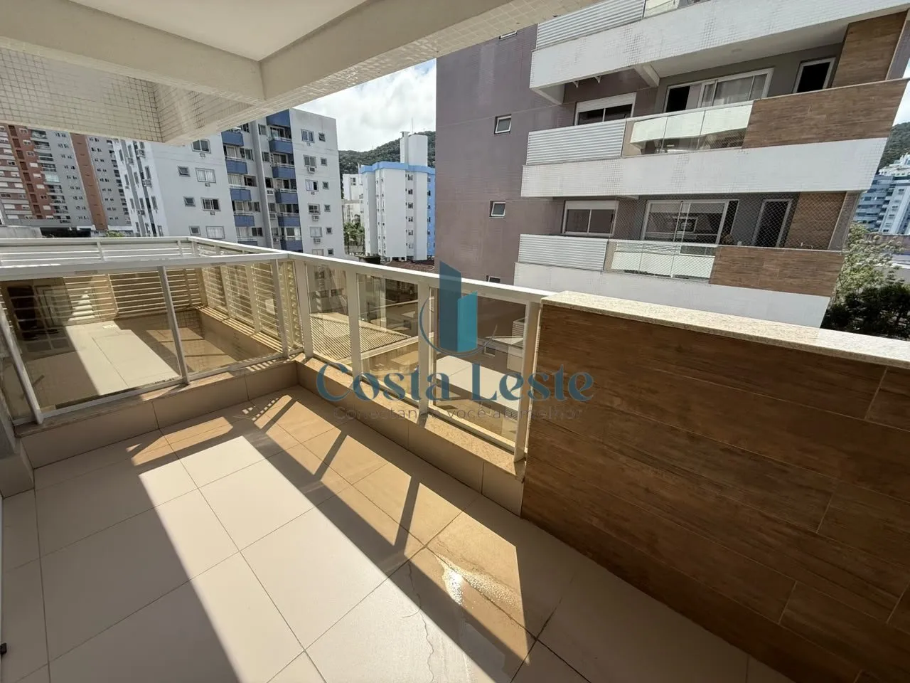 Balcony with a grill in a 2-bedroom apartment, 75 m² — photo 16