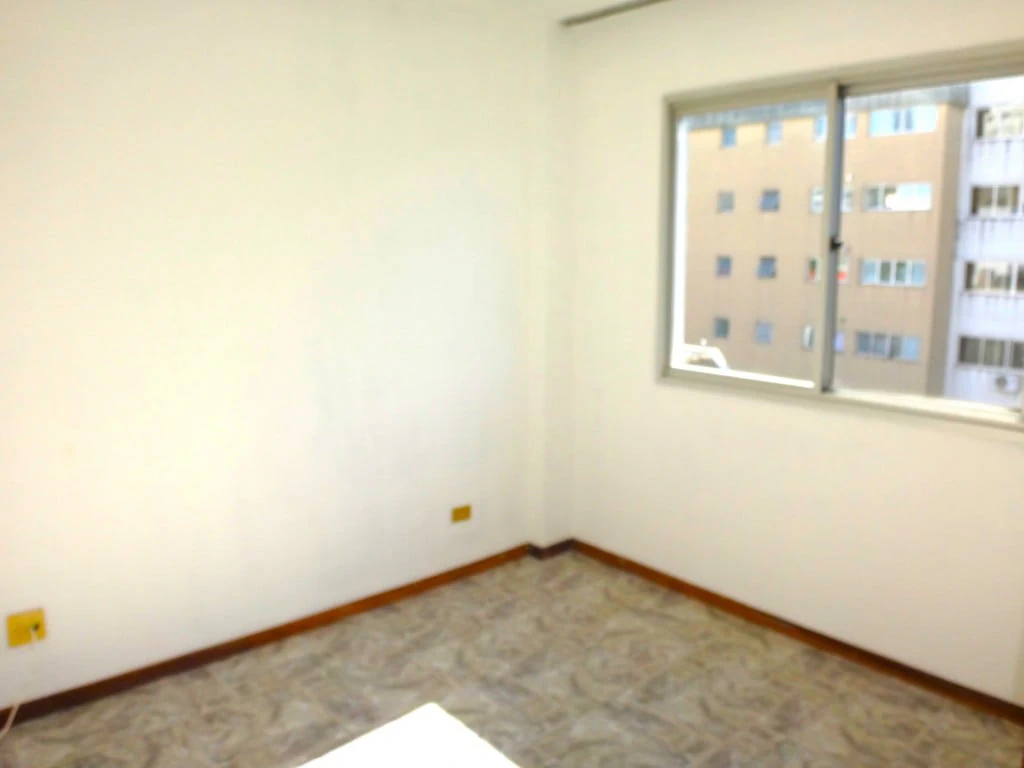 Balcony with a grill in a one-bedroom apartment, 72 m² — photo 3