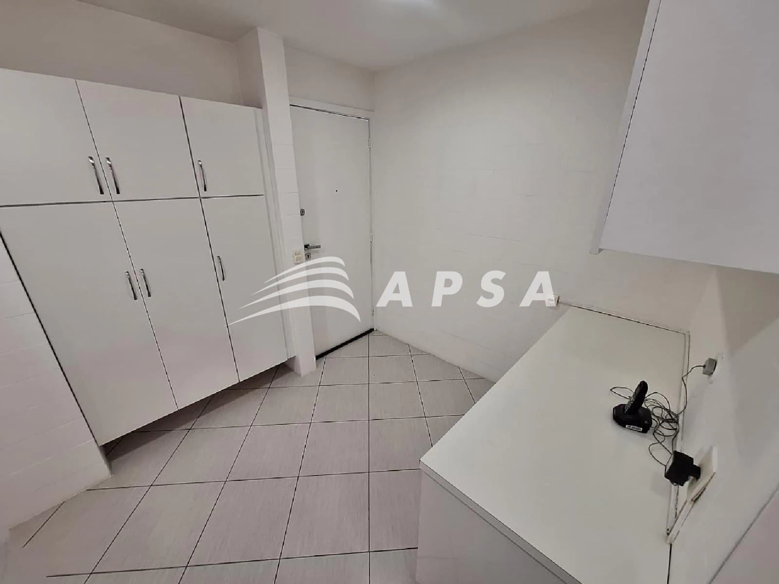 Walk-in closet in a 2-bedroom apartment, 90 m² — photo 13