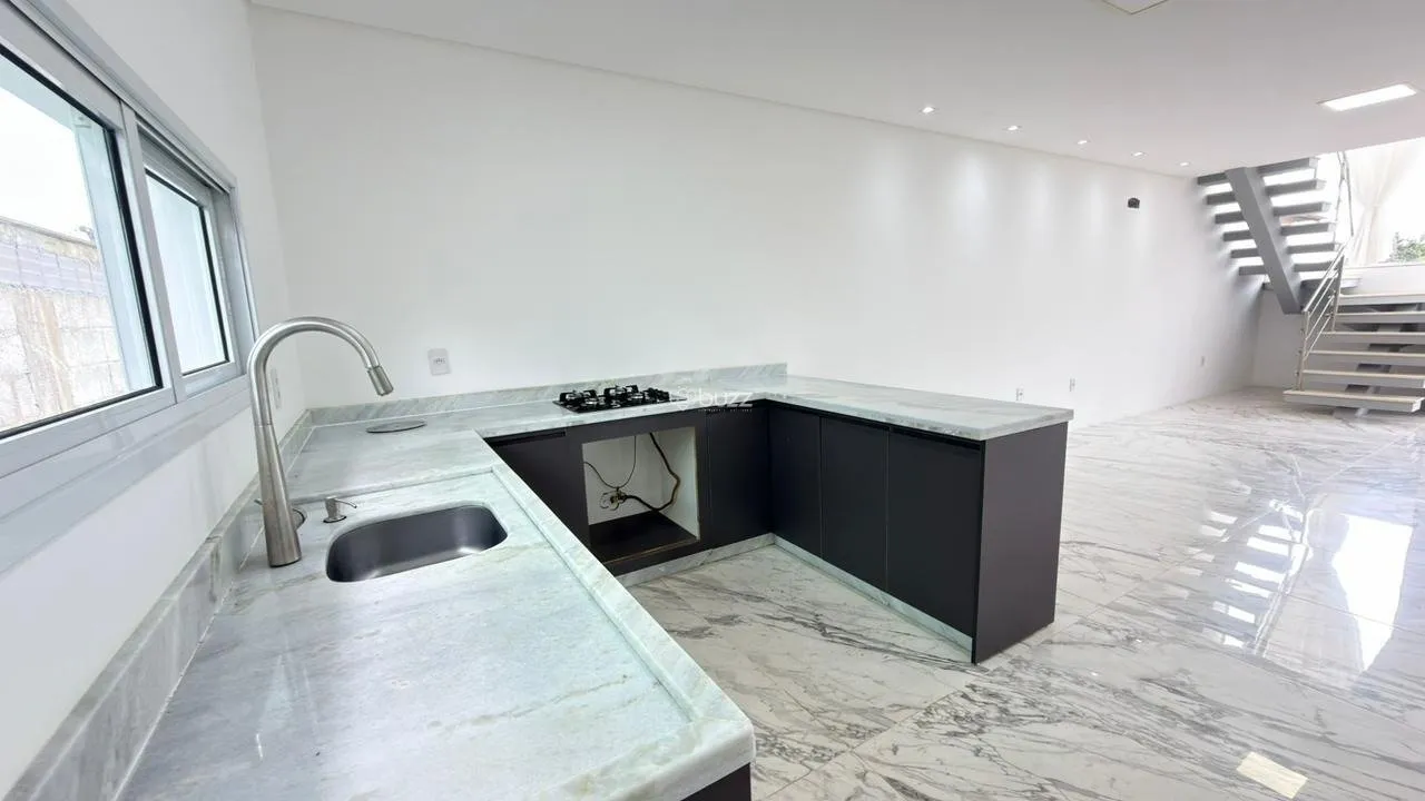 Balcony with a grill in a 2-bedroom house, 140 m² — photo 13