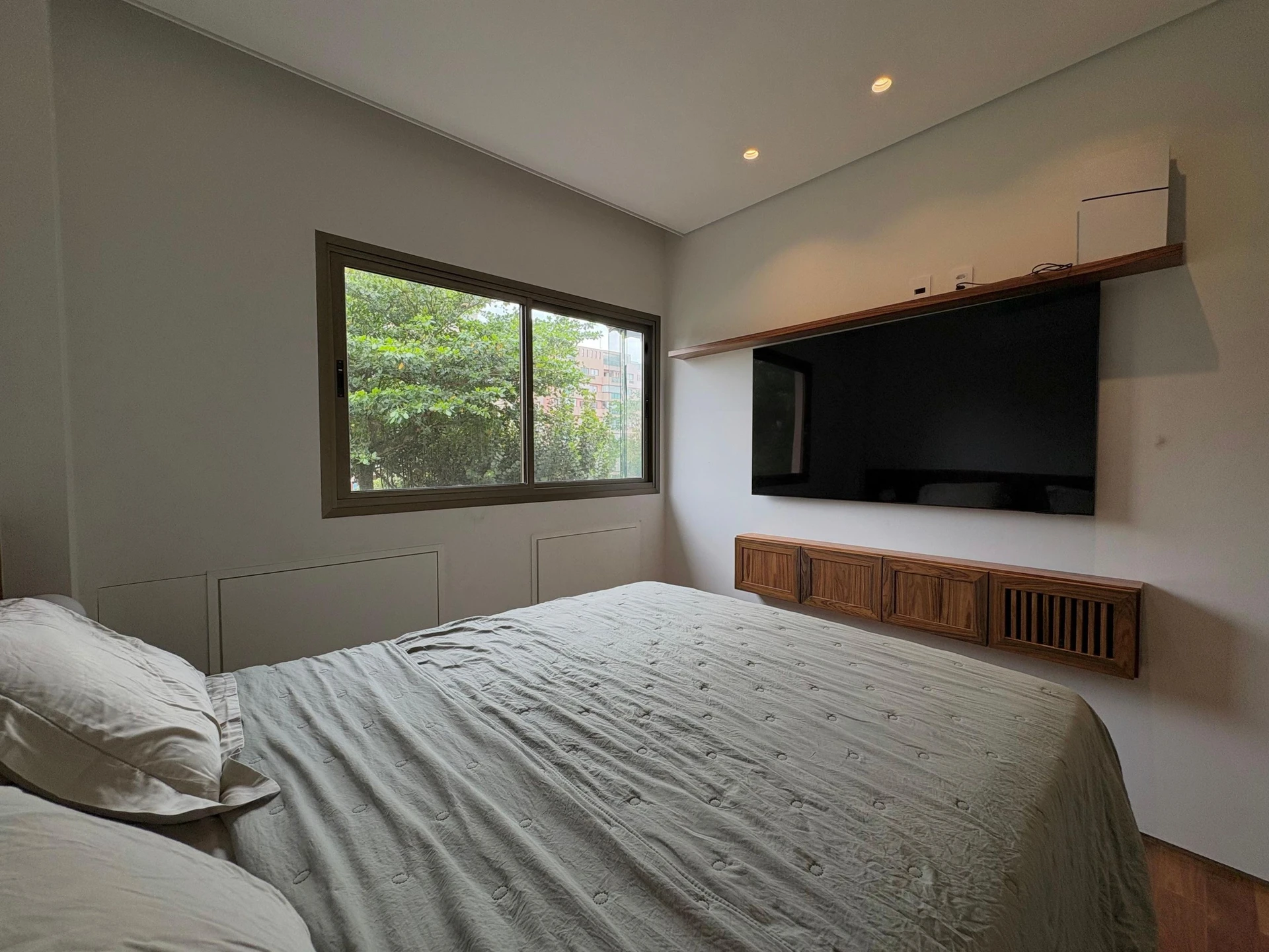 Furnished apartment, 100 m², with a grill on the balcony — photo 42