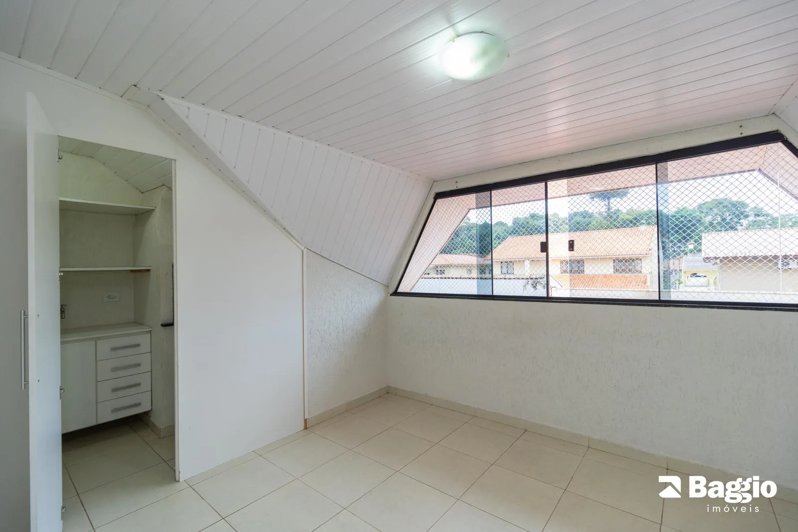 Balcony with a grill in a 3-bedroom house, 118 m² — photo 62