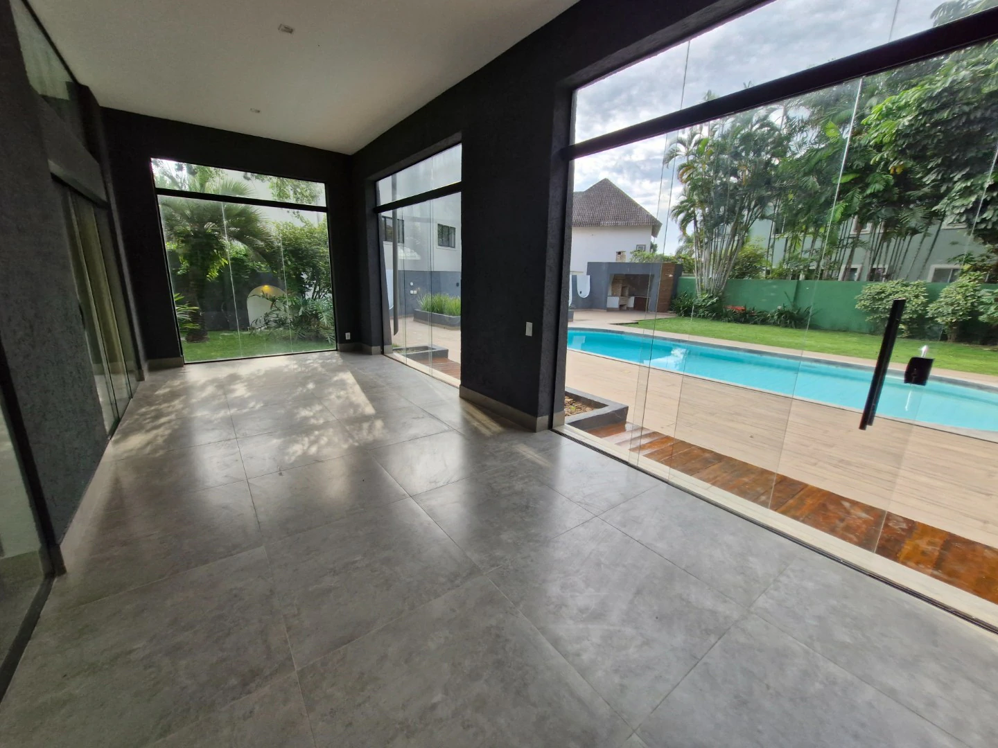 Private pool in a 4-bedroom house, 580 m² — photo 3