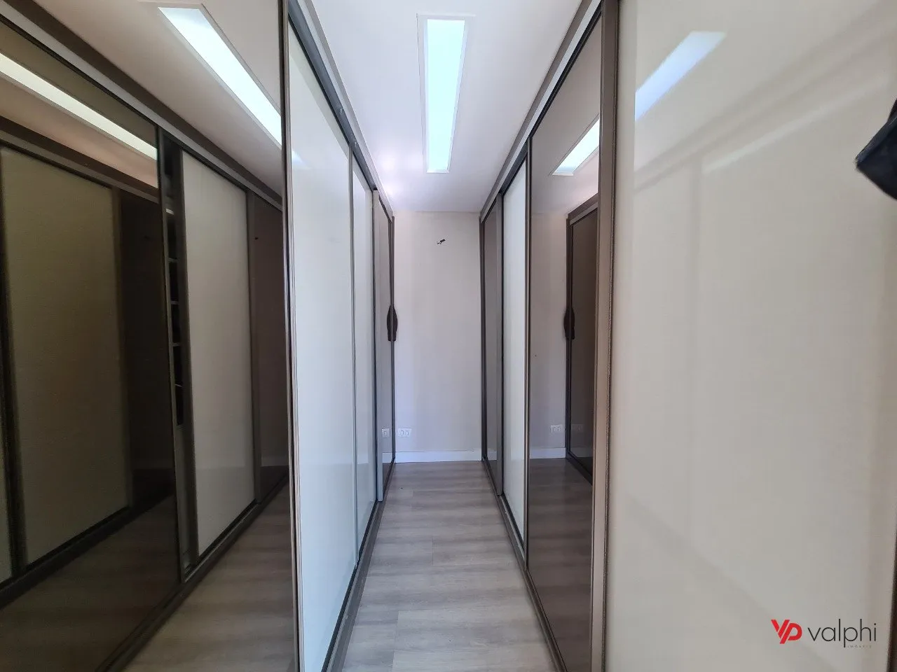Furnished 2-bedroom apartment with enclosed balcony — photo 42
