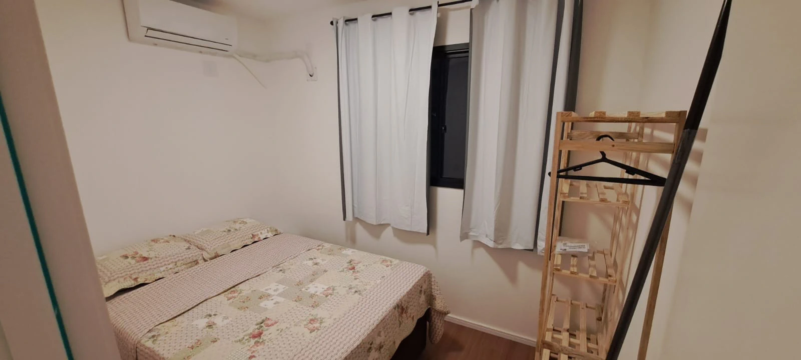 2-bedroom apartment with wood or laminate floors — photo 4