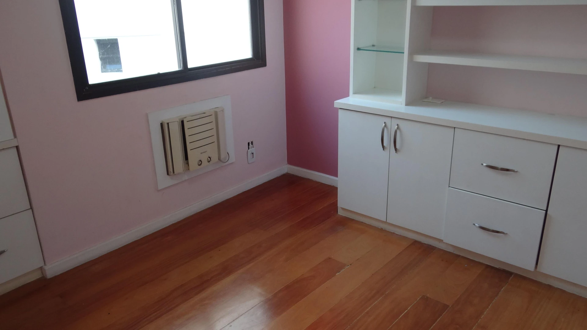 Apartamento sin amueblar con 3 dormitorios y balcón — photo 59