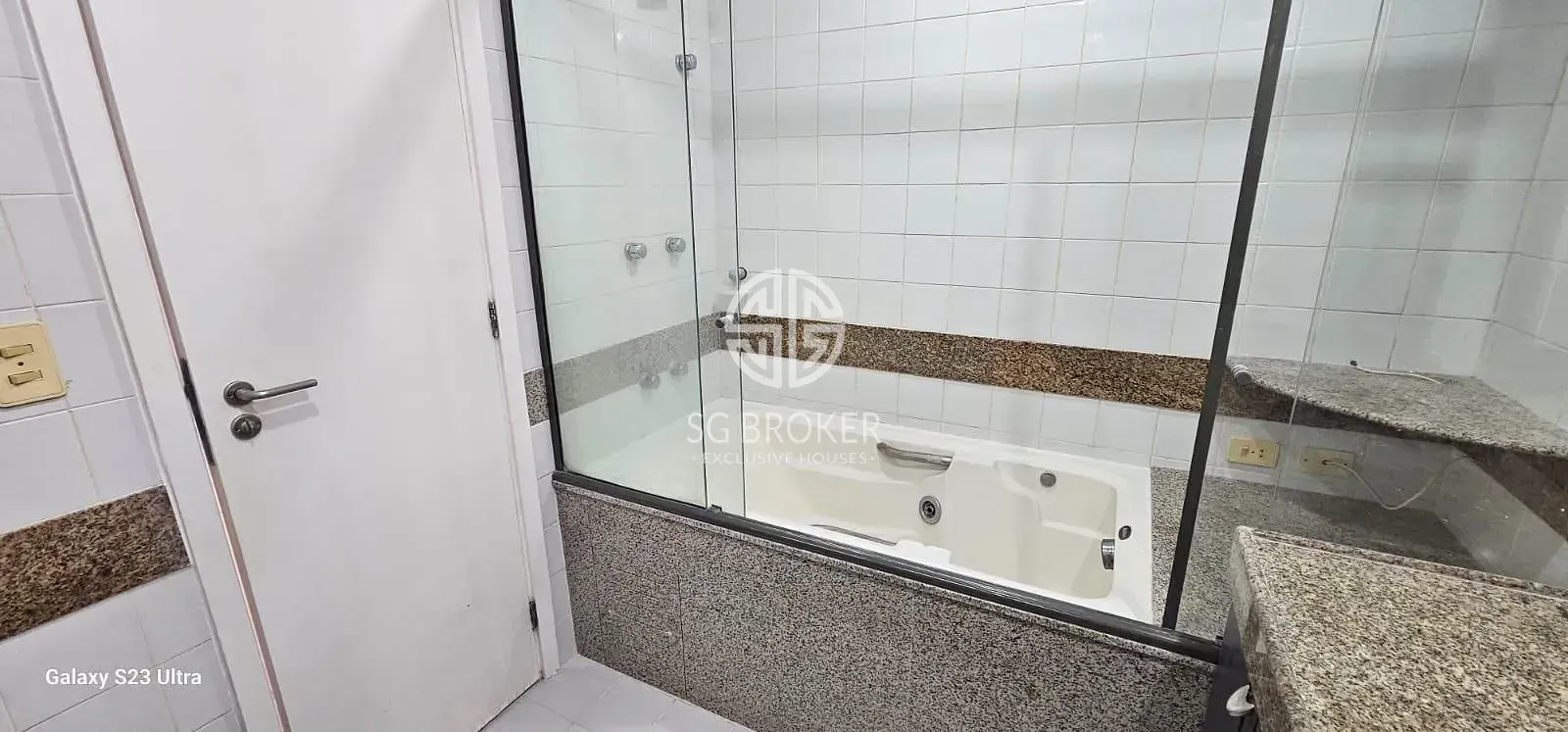 Apartment with 3 bedrooms and 5 bathrooms, with a balcony — photo 31