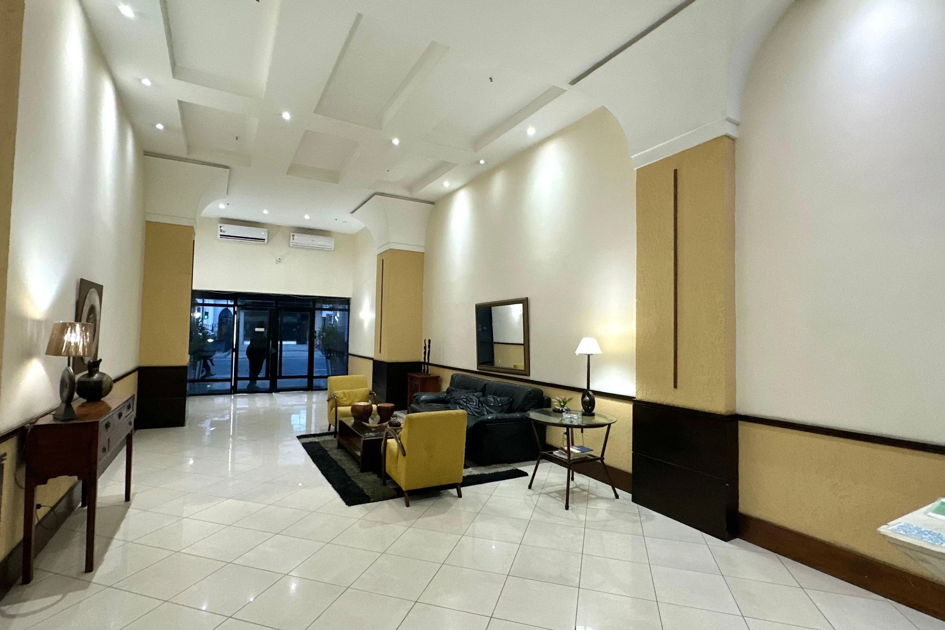 Furnished 1-bedroom apartment with a glazed balcony — photo 22
