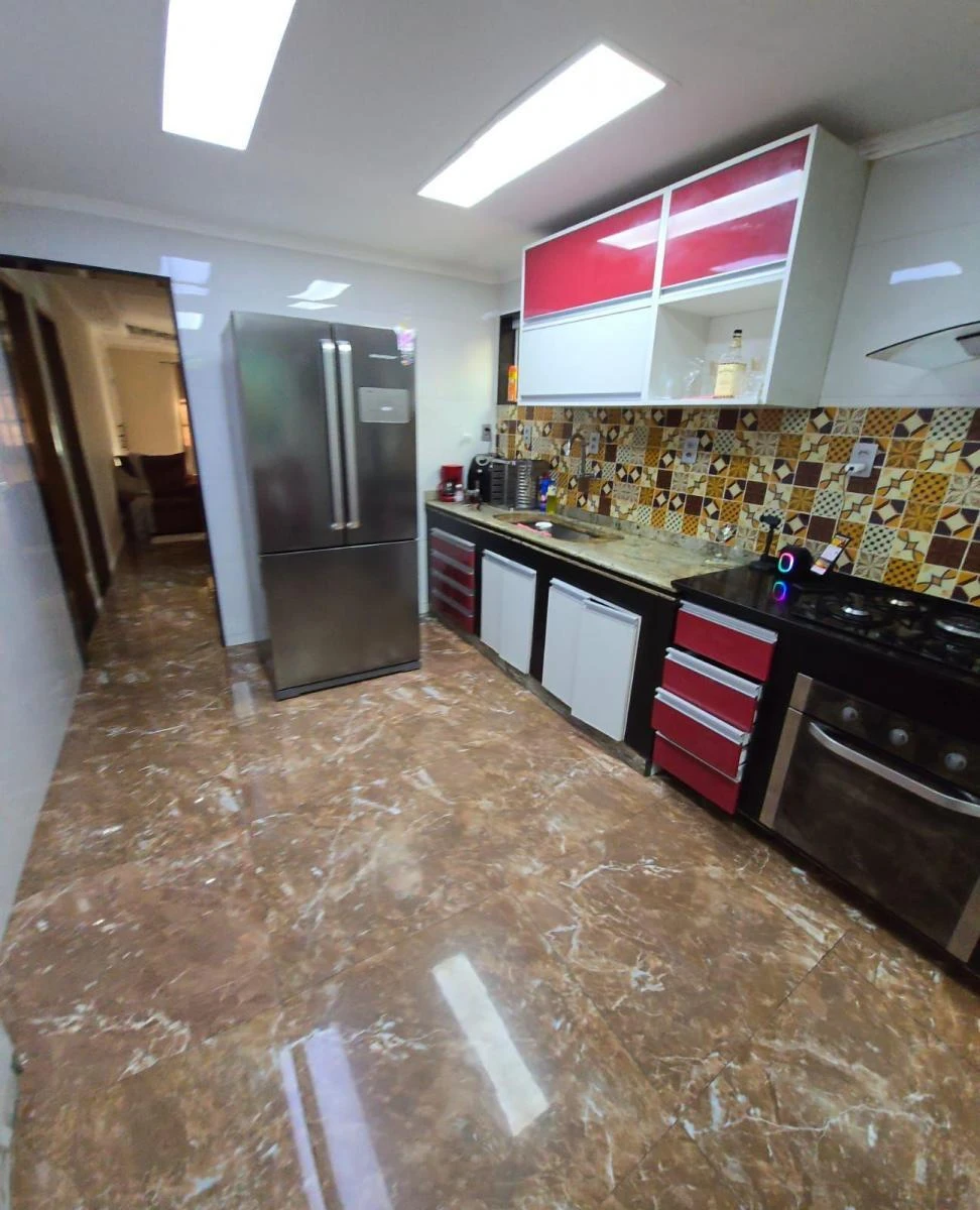 Walk-in closet in a 4-bedroom house, 220 m² — photo 4