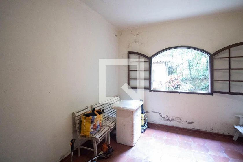 Furnished house with 4 bedrooms and 215 m² — photo 27
