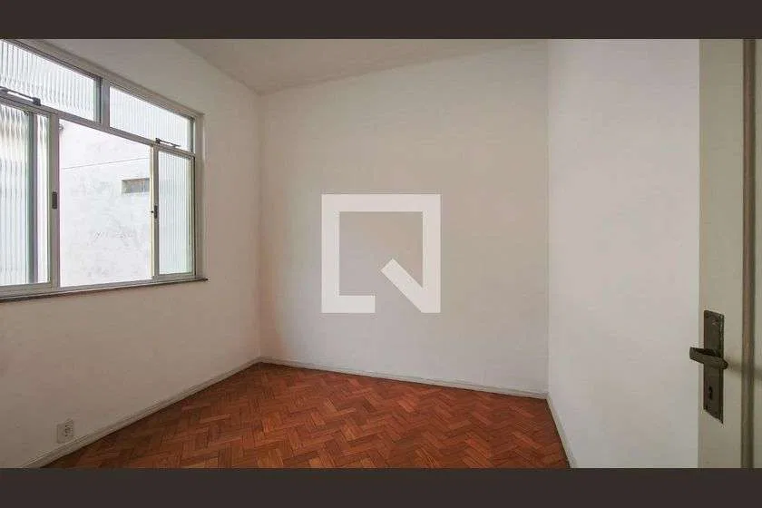 One-bedroom apartment with wood or laminate floors — photo 3