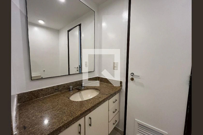 Glass-enclosed balcony in a 3-bedroom apartment, 103 m² — photo 28
