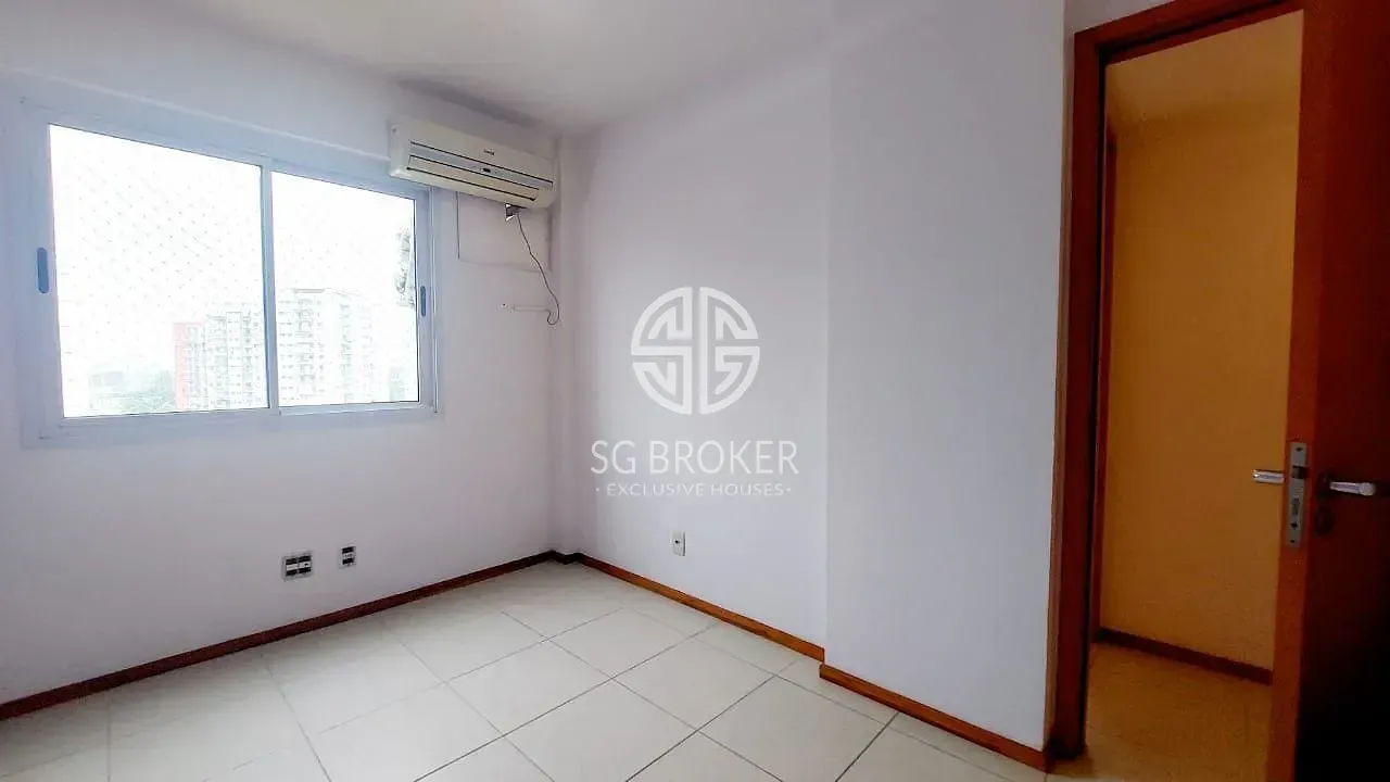 Glass-enclosed balcony in a 3-bedroom apartment, 77 m² — photo 2