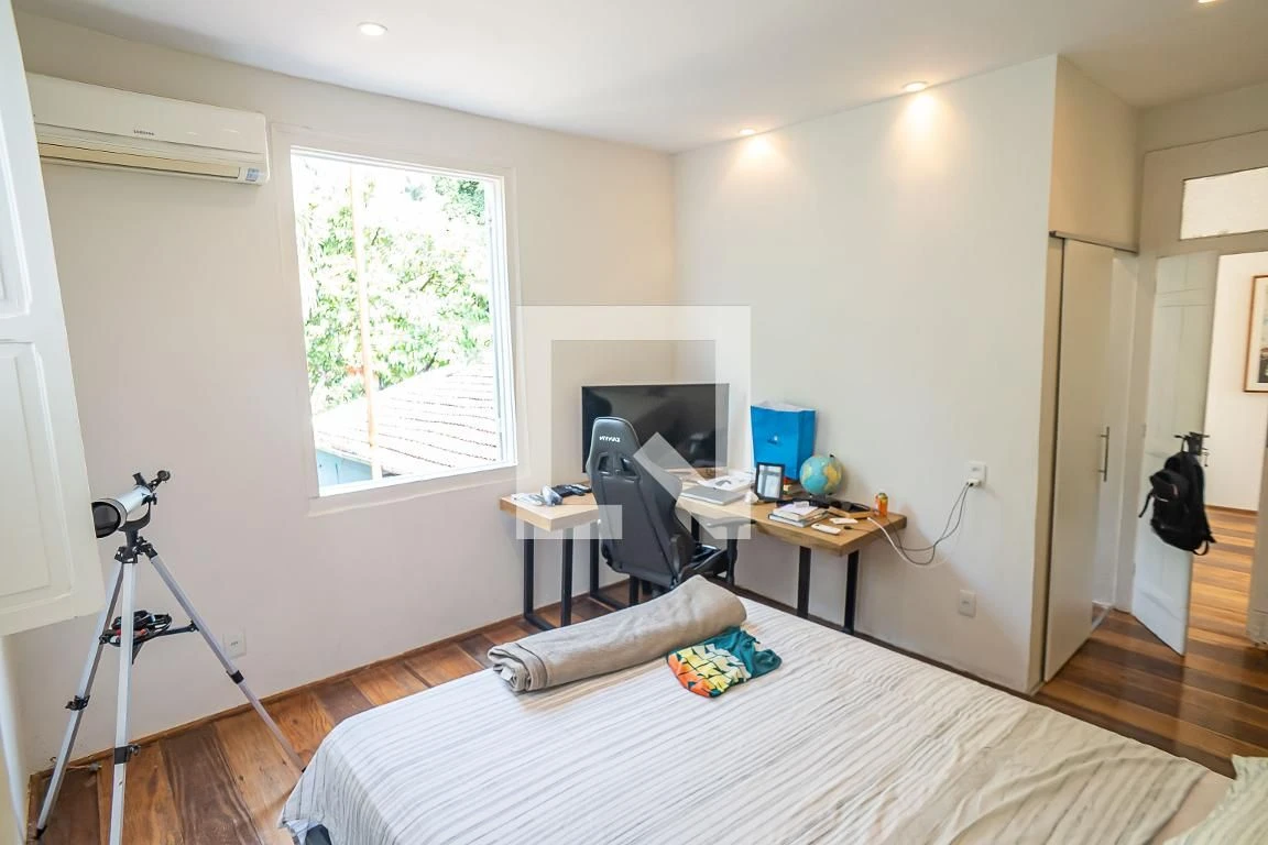 Furnished house, 300 m², with floor-to-ceiling windows — photo 61