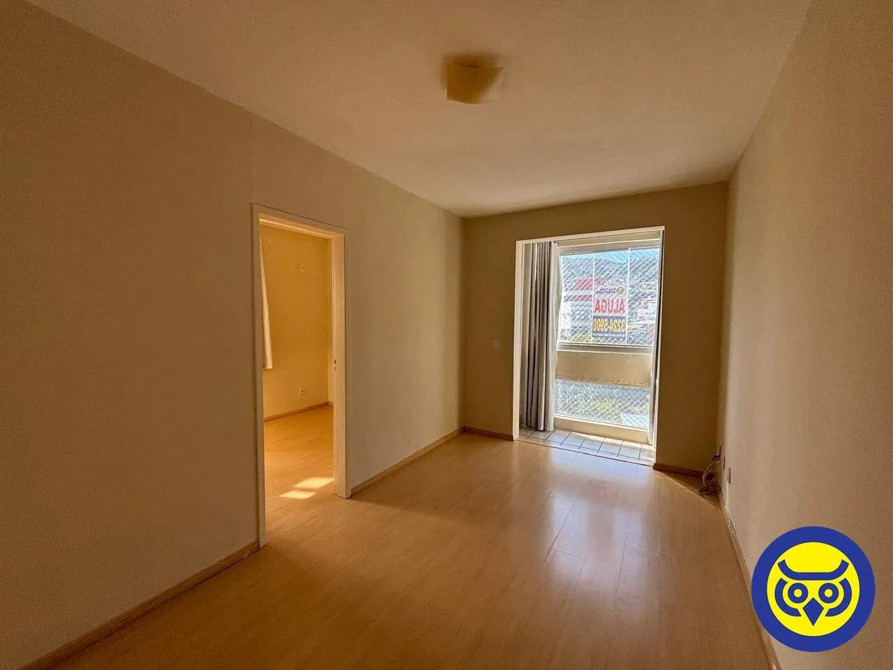 One-bedroom apartment with wood or laminate floors — photo 12