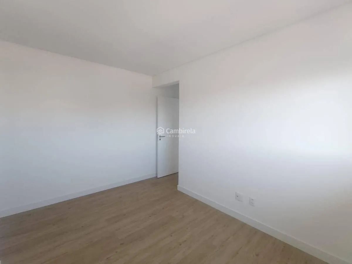 Balcony with a grill in a 2-bedroom apartment, 76 m² — photo 5