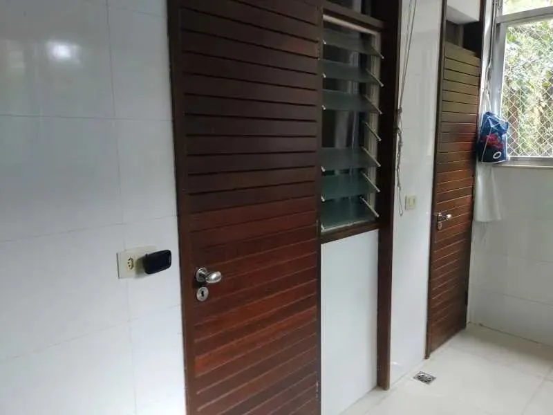 Furnished 3-bedroom apartment with glass balcony — photo 13
