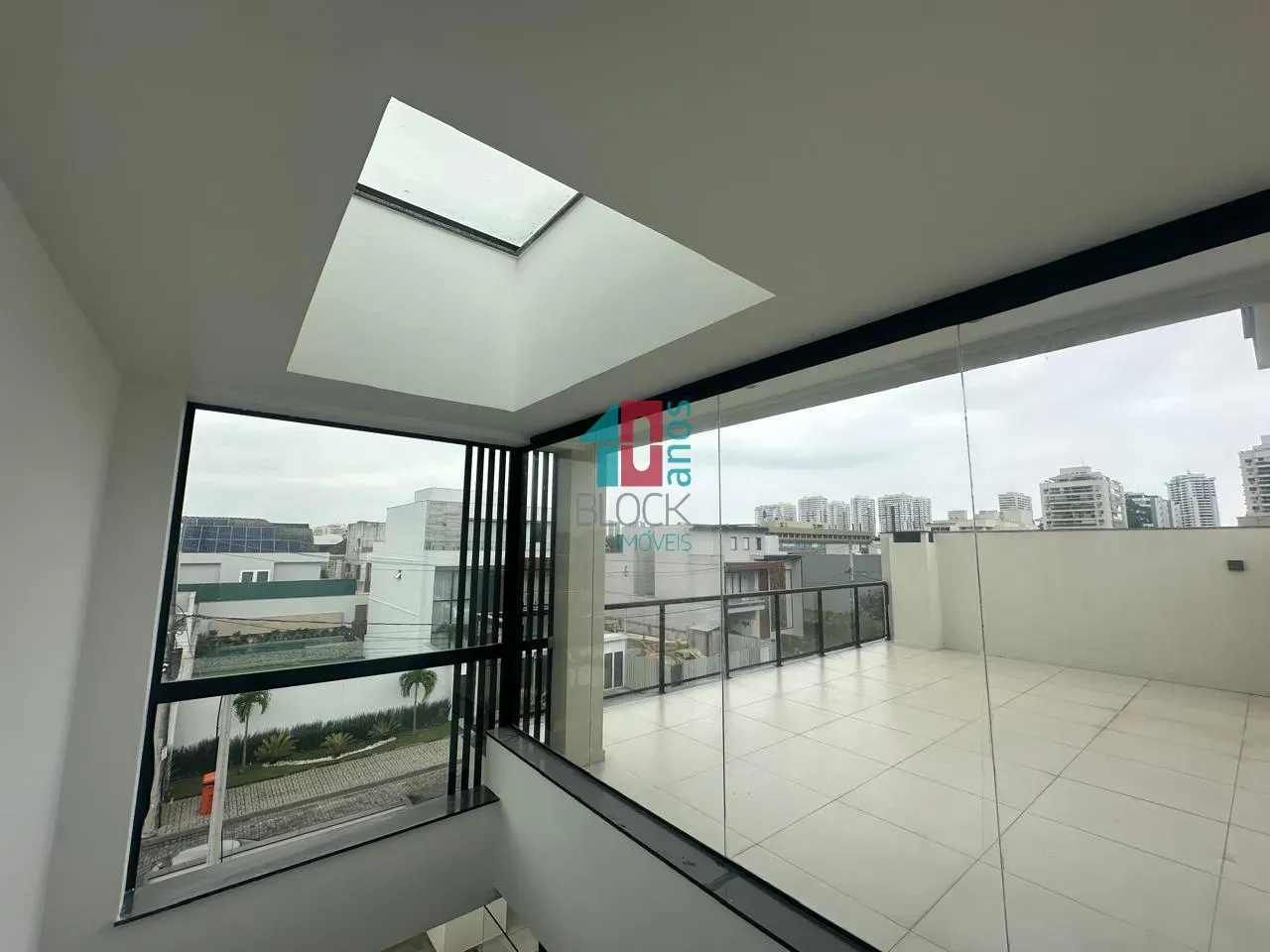 Condominium house with 5 en-suites and open-plan kitchen — photo 38