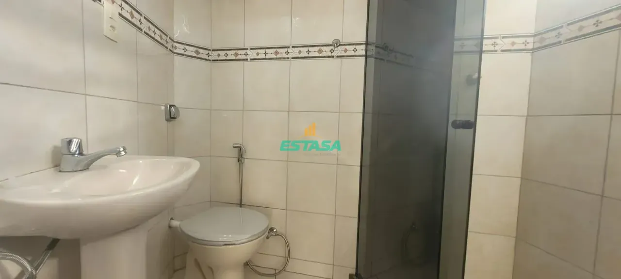 Rental apartment with 1 bedroom and a glass shower — photo 8