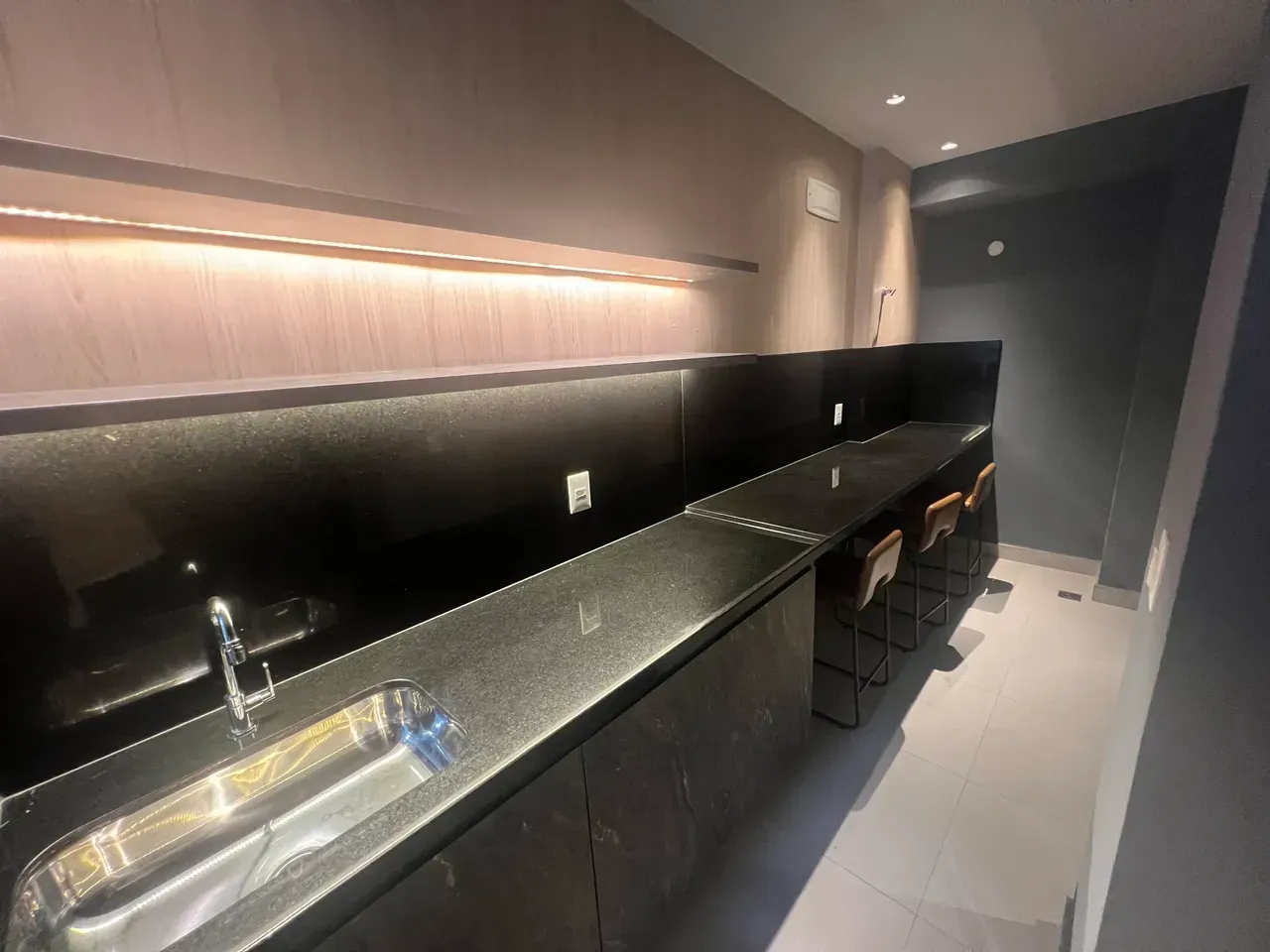 Furnished 1-bedroom apartment with separate gas kitchen — photo 27