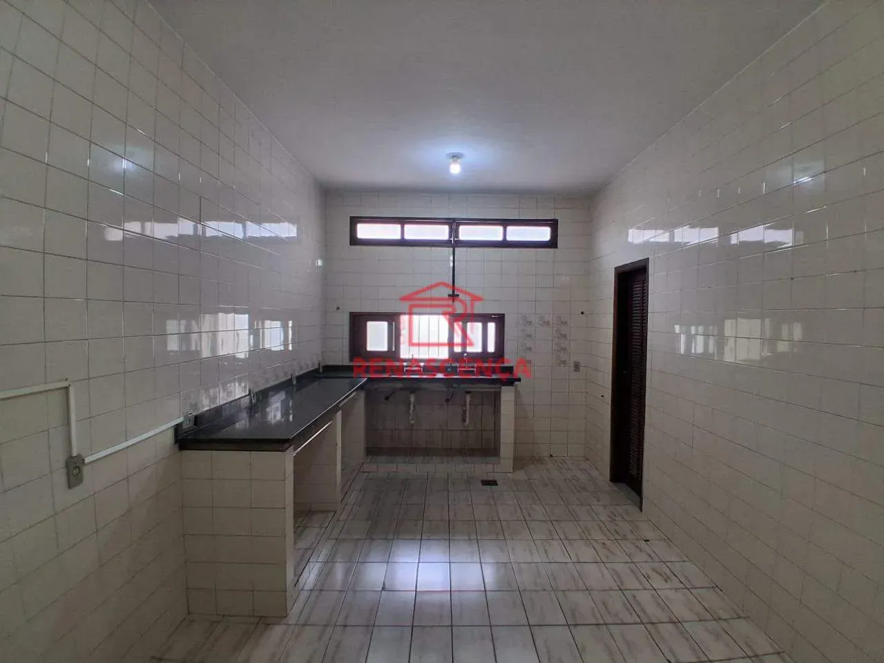 3-bedroom house, all with their own bathrooms, 329 m² — photo 8