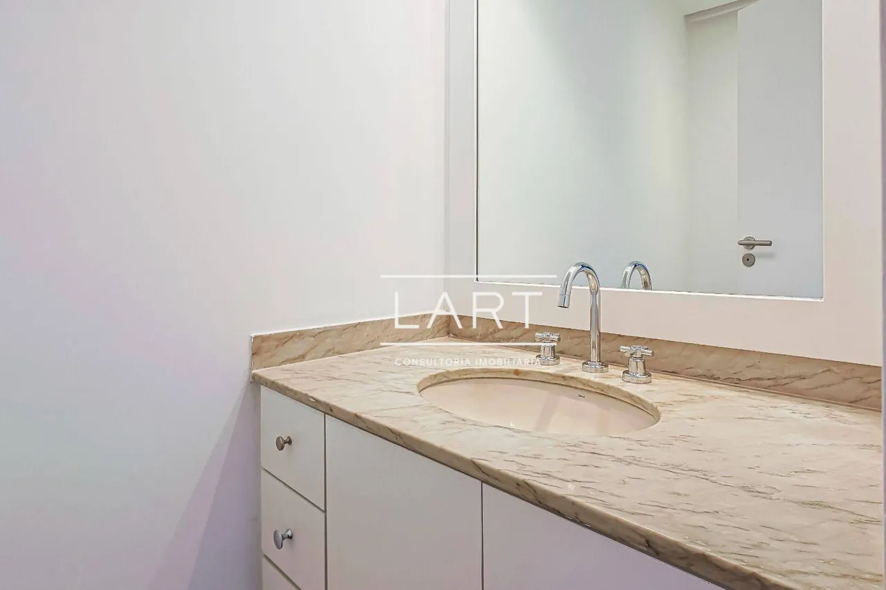 4-bedroom apartment with balcony and 227 m² — photo 16